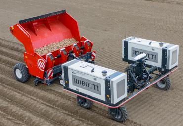 Robots stāda pirmos kartupeļus