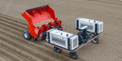 Robots stāda pirmos kartupeļus