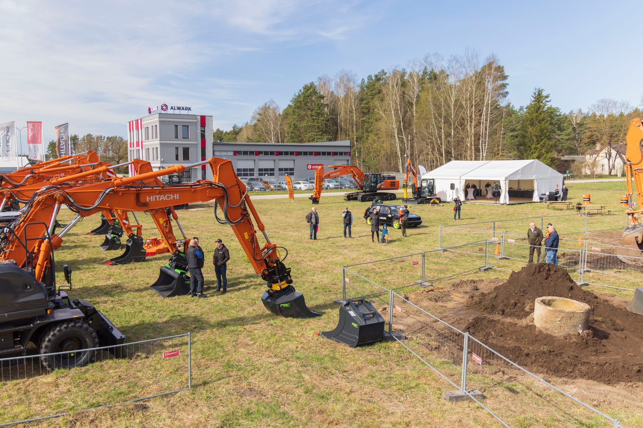 FOTOREPORTĀŽA: Hitachi tehnikas dienas Mārupē