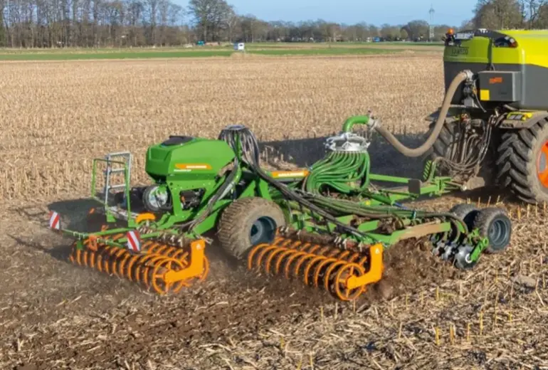 Amazone Catros ar vircas izkliedētāju