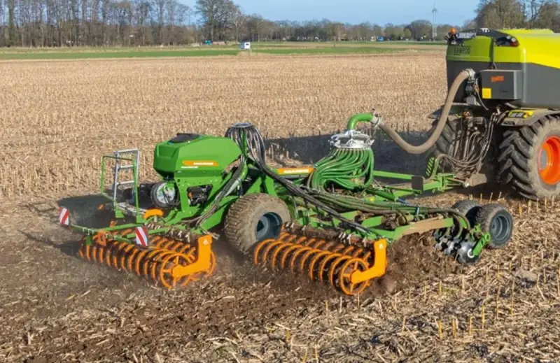 Amazone Catros ar vircas izkliedētāju