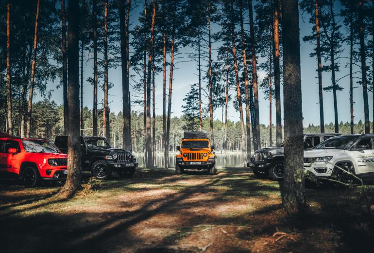 Jeep bezceļu piedzīvojums Garkalnes mežos