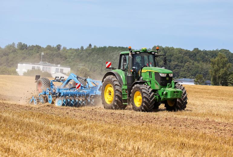 John Deere traktora 6M 220 tests