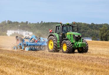 John Deere traktora 6M 220 tests