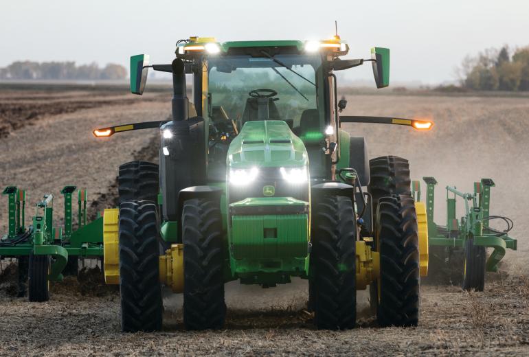 John Deere prezentē sērijveida autonomo traktoru