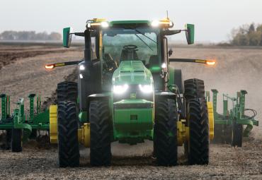 John Deere prezentē sērijveida autonomo traktoru