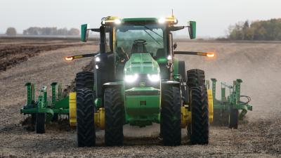 John Deere prezentē sērijveida autonomo traktoru