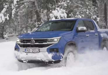 Vilks ziemā. Šķeļam kupenas ar jauno Volkswagen Amarok