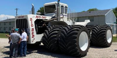 Pasaulē lielākajam traktoram jaunas riepas