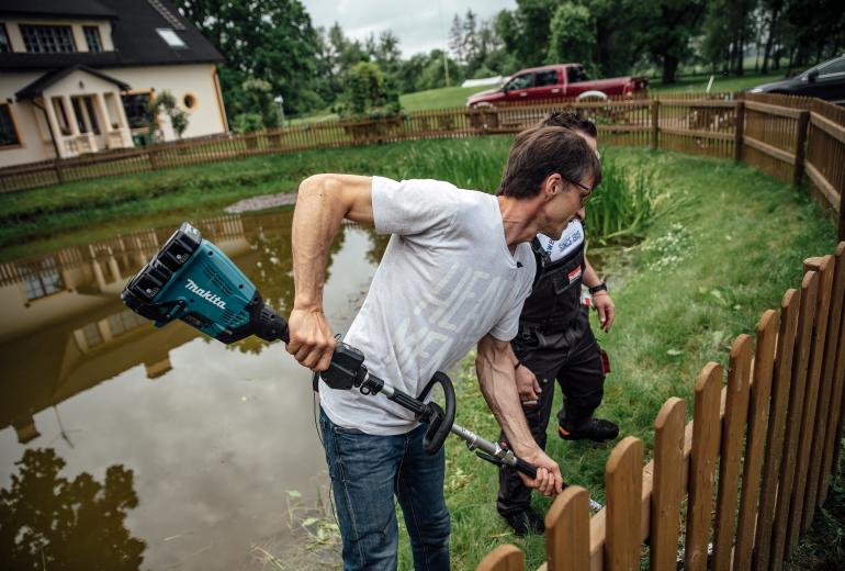 Jānis Vinters izmēģina dārza instrumentus