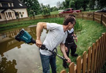 Jānis Vinters izmēģina dārza instrumentus