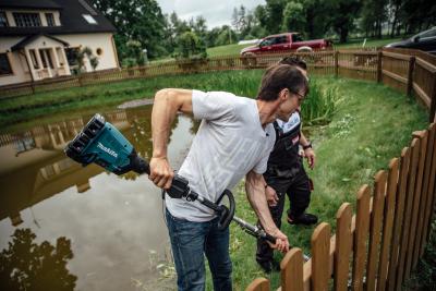 Jānis Vinters izmēģina dārza instrumentus