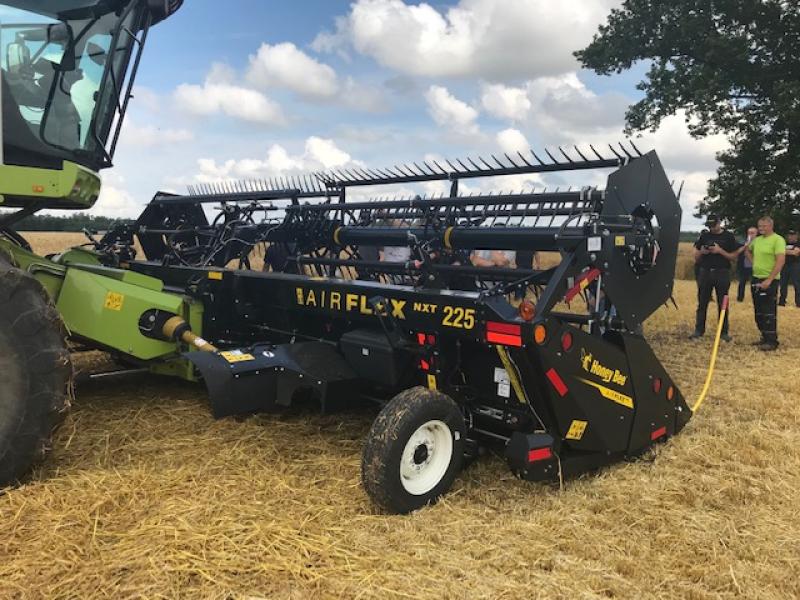 FOTOREPORTĀŽA: Honey Bee hedera prezentācija