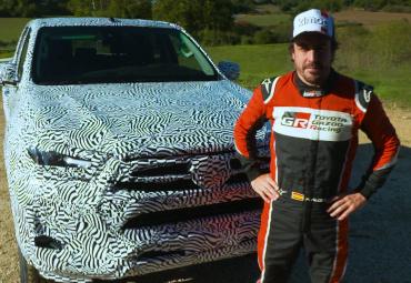 Alonso testē jauno Toyota Hilux