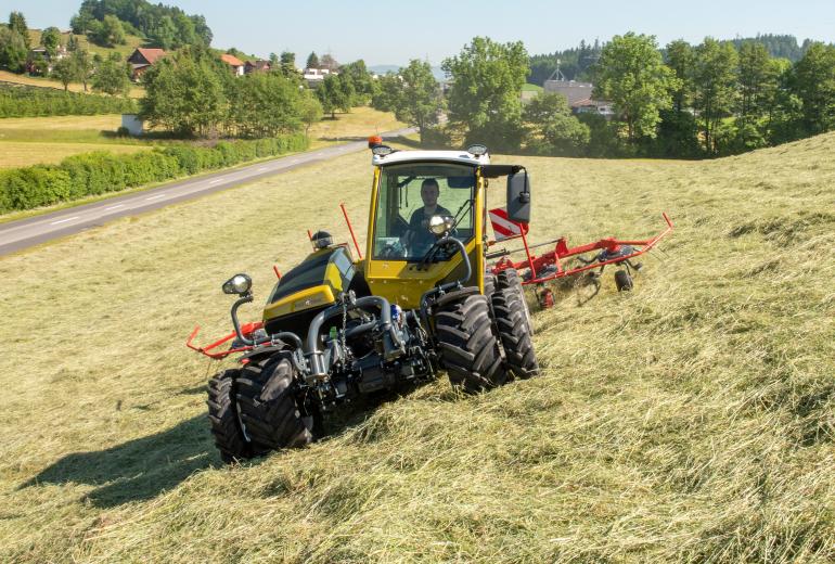 Traktors ar pašlīmeņojošu kabīni