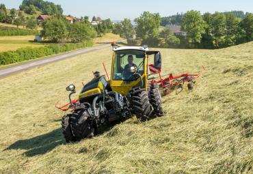 Traktors ar pašlīmeņojošu kabīni