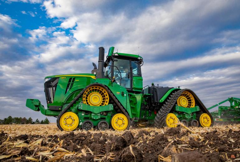 John Deere lielie traktori iet līdzi laikam