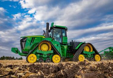 John Deere lielie traktori iet līdzi laikam