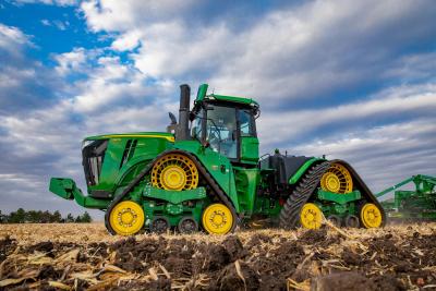 John Deere lielie traktori iet līdzi laikam