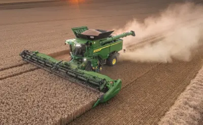 John Deere jaunie S7 kombaini