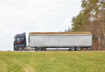 Fliegl prezentē SZS 300 BL Ultra puspiekabi ķīpu transportēšanai