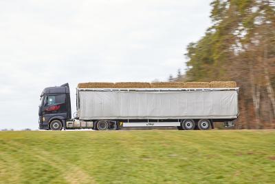 Fliegl prezentē SZS 300 BL Ultra puspiekabi ķīpu transportēšanai