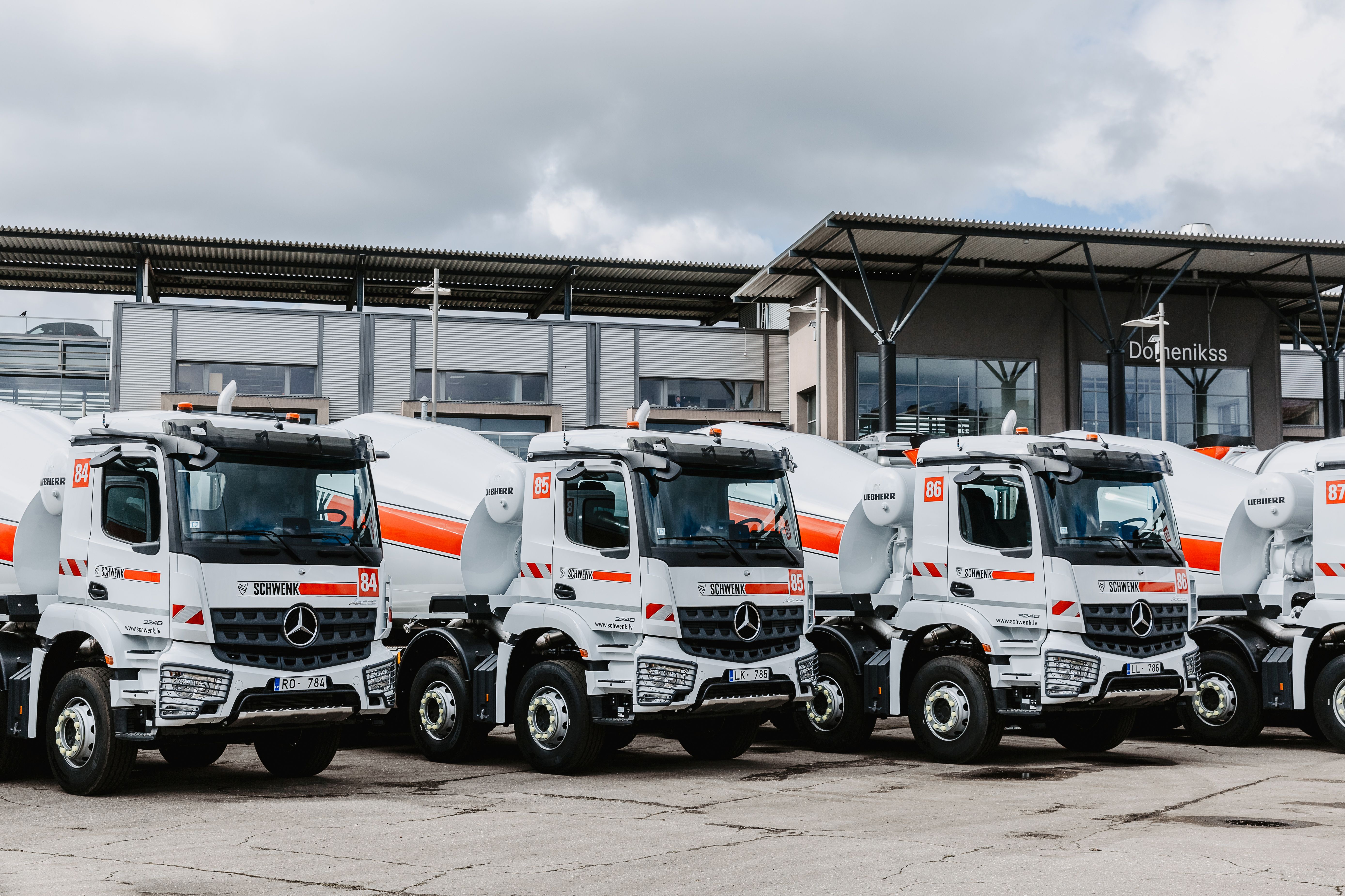 Piegādā 12 jaunus Mercedes-Benz Arocs betona maisītājus