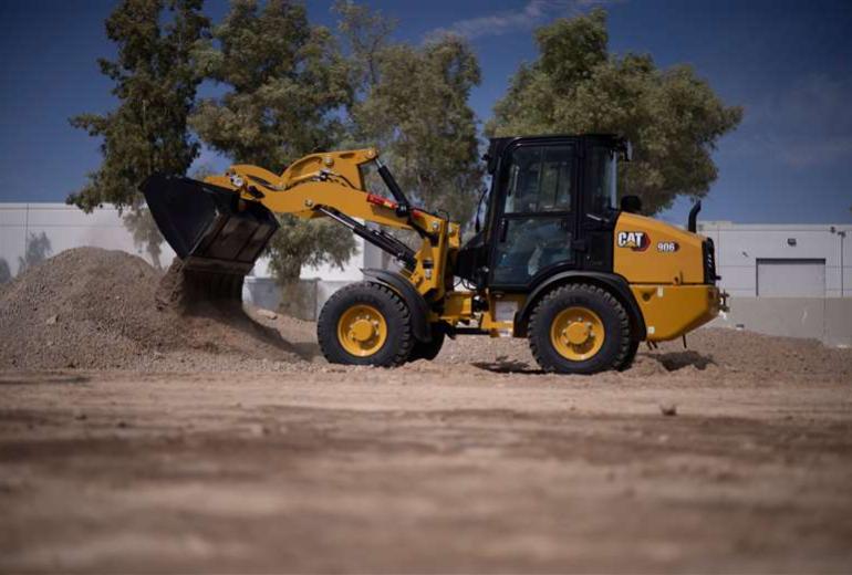 Caterpillar izlaiž trīs jaunus iekrāvējus