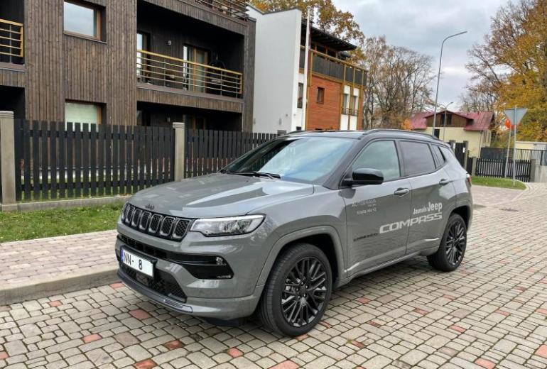 Jeep Compass testa brauciens