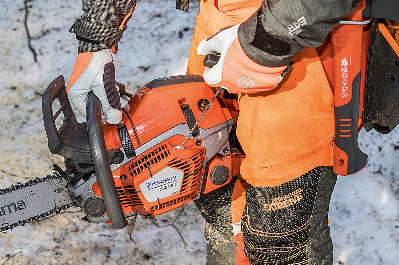 Divi jauni Husqvarna motorzāģi