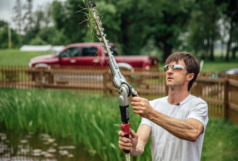Jānis Vinters izmēģina dārza instrumentus